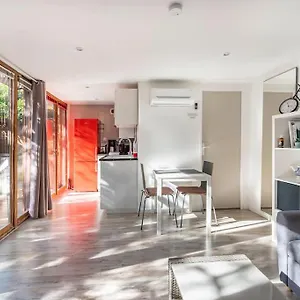 https://studio-jacuzzi-prive-a-8-min-a-pied-de-la-plage.fr-provencehotel.com